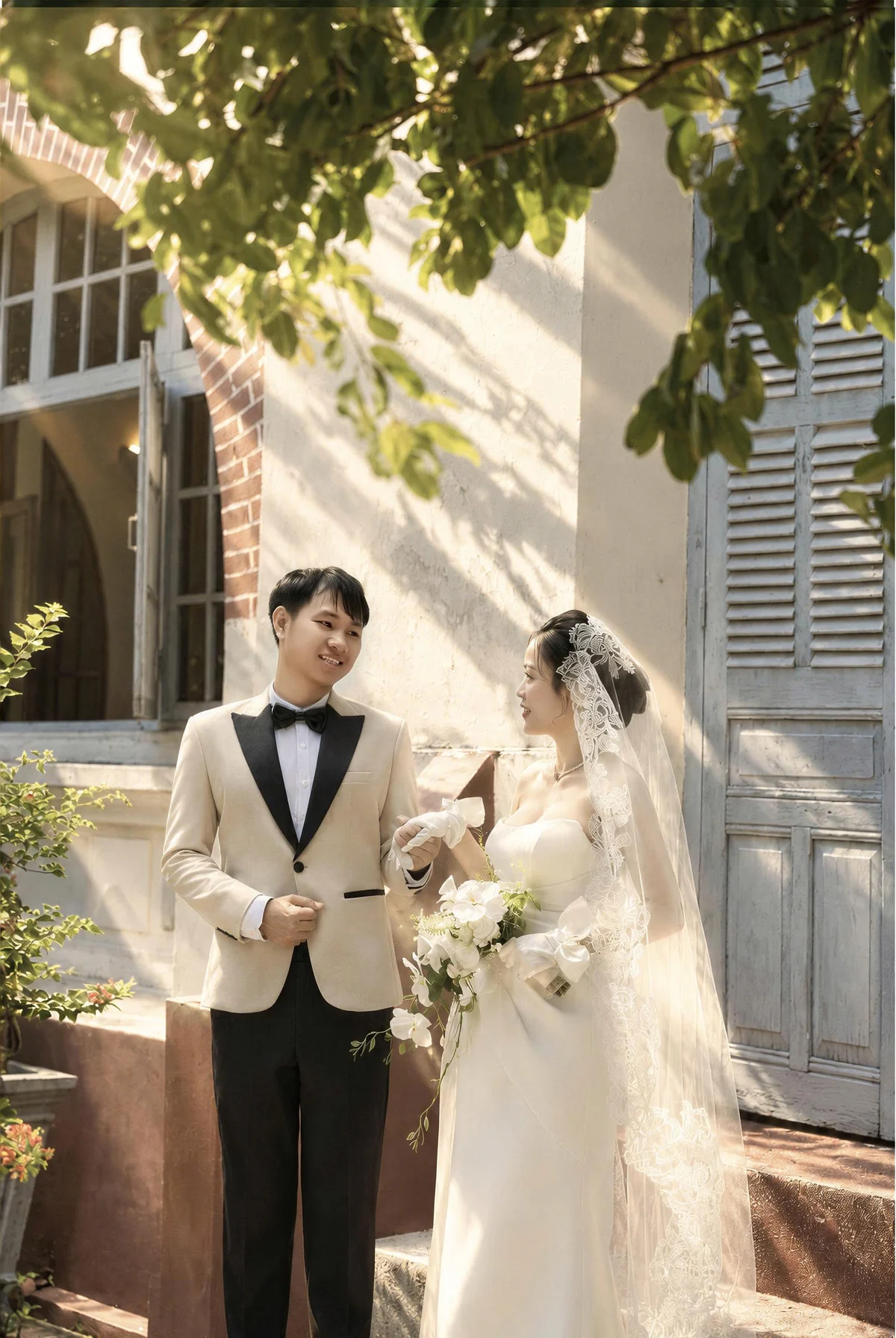 Ngọc Huy dưới tán cây