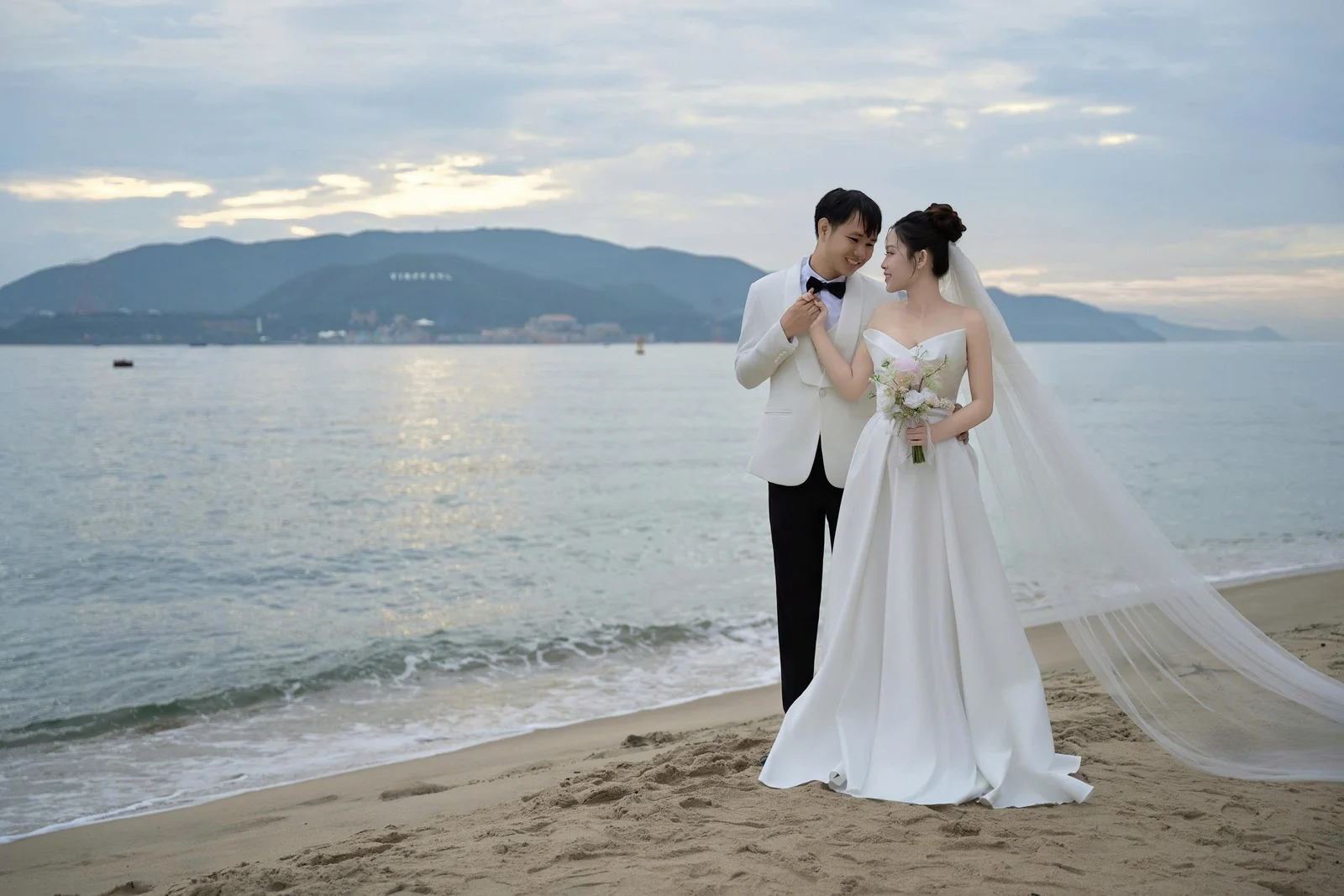 Đào và Huy bên bờ biển
